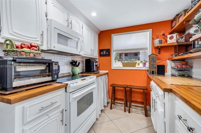 Building Photo - 2300 SW 22nd Ave