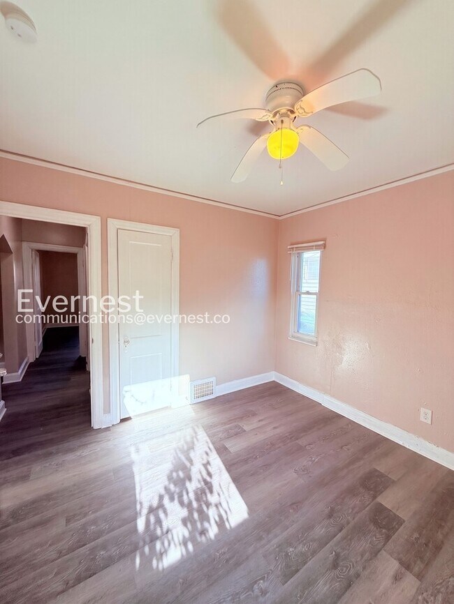 Building Photo - 3 Bed/1 Bath Home with Off-Street Parking / Pet-Friendly / Vouchers Accepted / Available Now!