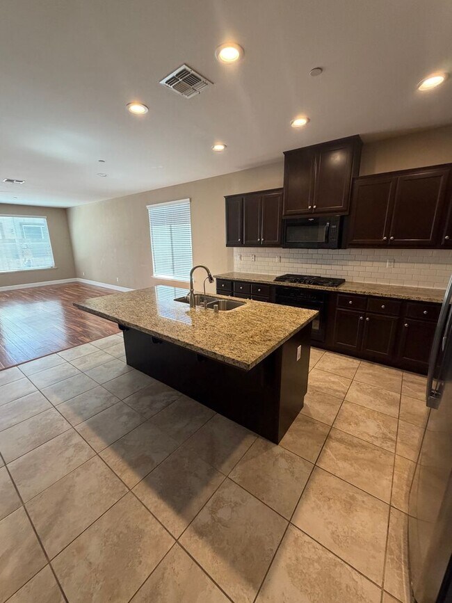 Building Photo - 2487 N Mountainside Dr