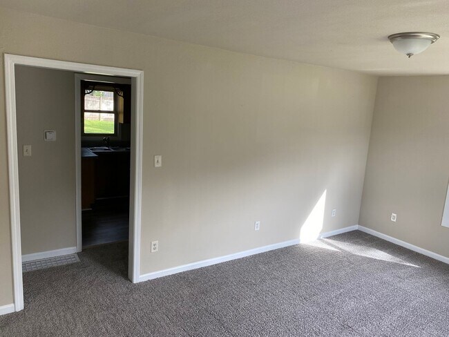 Building Photo - Fall in Love with this Cozy 2 Bedroom House!