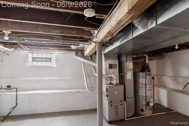Building Photo - 3260 Sashabaw Rd