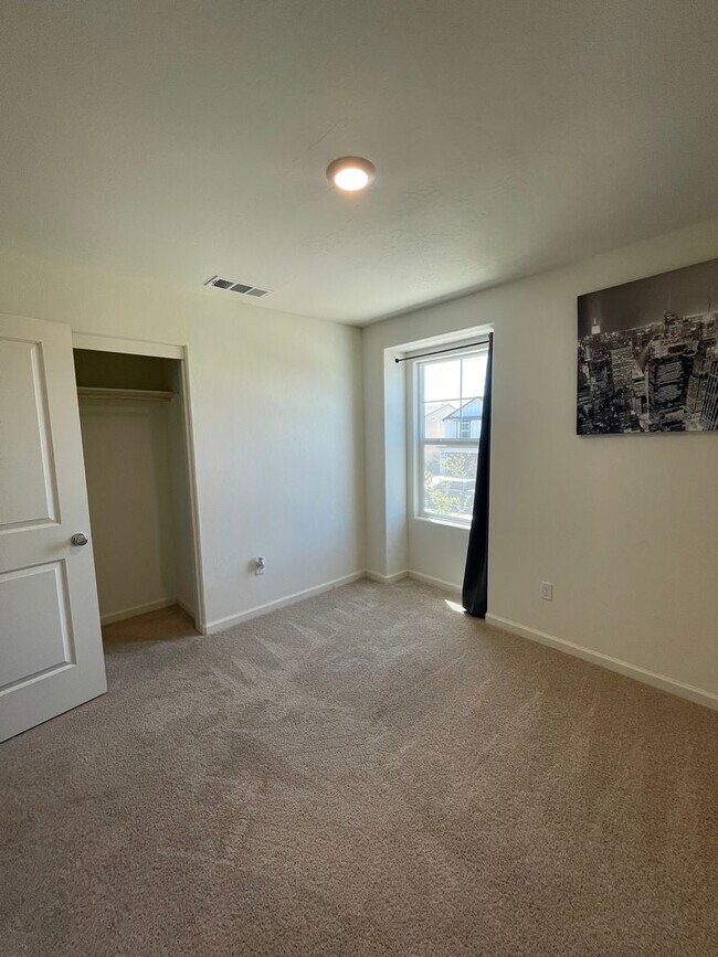 Building Photo - Beautiful 4-Bedroom, 2.5-Bathroom Two-Stor...