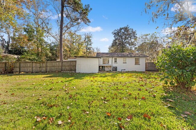 Building Photo - Renovated 2 Bedroom Home on Spacious Corner Lot