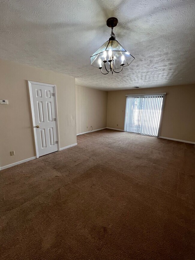 Building Photo - 2 Bedroom/1.5 bathroom townhouse for rent $1,300 month