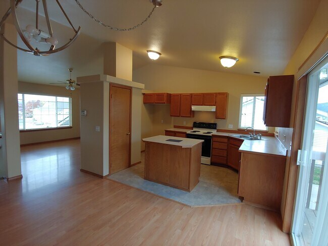 Building Photo - Large 3/2 in the Singing Hills Neighborhoo...
