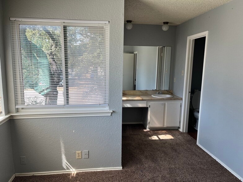 Upstairs guest bedroom with sink - 926 Chisholm Cv