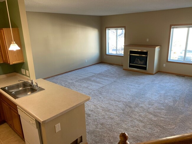 Building Photo - 2 Bed/1.5 Bath Townhome- Cottage Grove- Available August 1st 2026