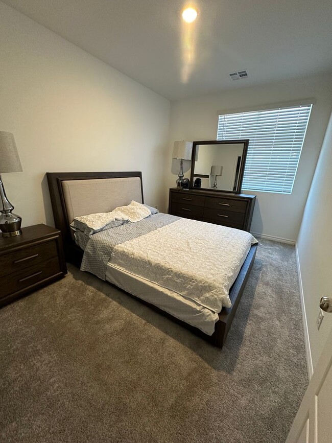 Building Photo - Fully furnished 55+ townhome with attached...