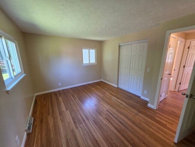 Building Photo - 32 Golden Rod Ln