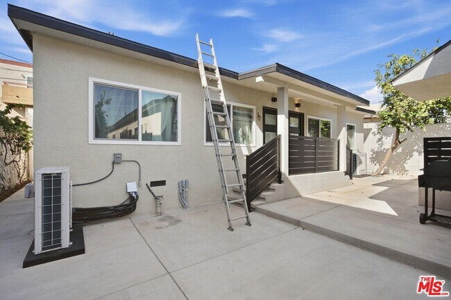 Building Photo - 5915 1/4 Barton Ave