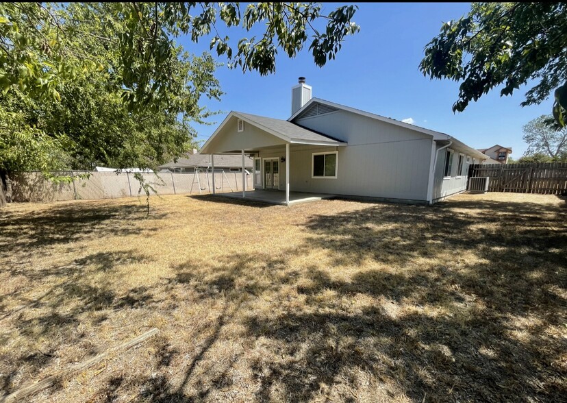 Building Photo - 3213 Honeysuckle Dr