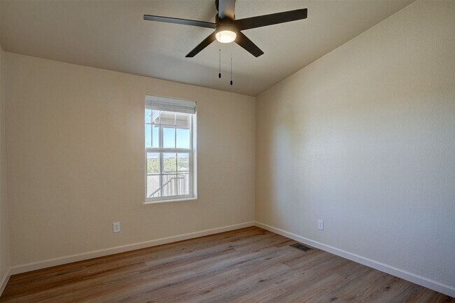 Building Photo - 3 Bedroom, 2 Bath Home with Views of Willo...