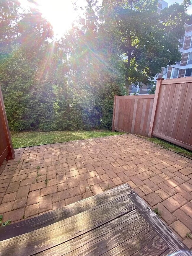 Building Photo - Townhouse Style Duplex 2 bedroom 2.5 baths...
