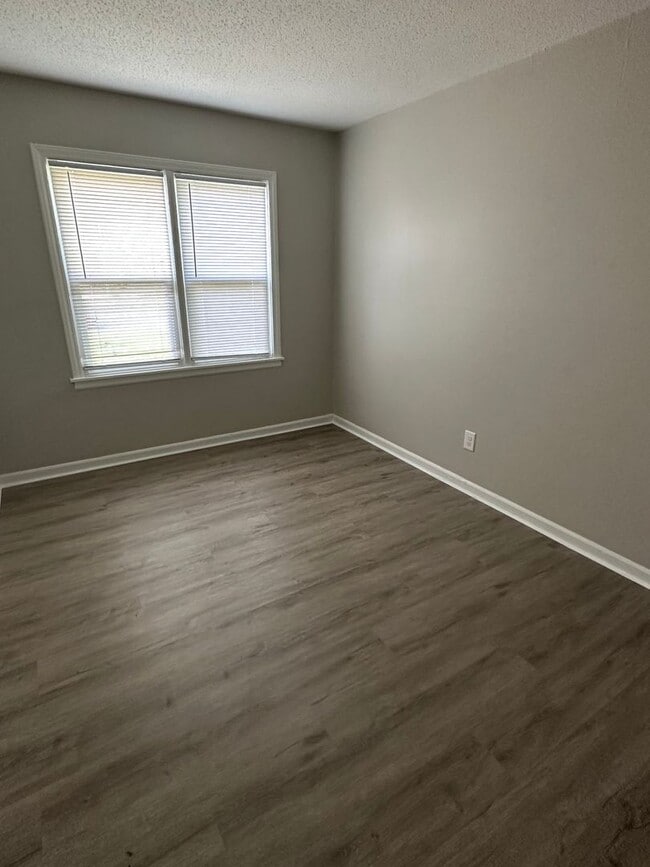 Building Photo - Cute 3 bedroom home move in ready