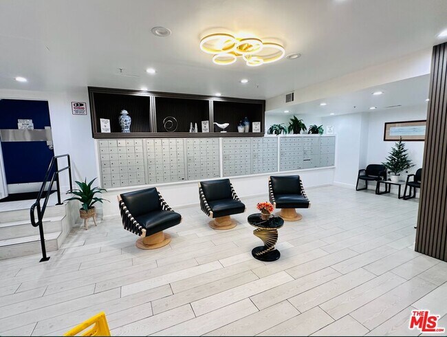 Building Photo - 10982 Roebling Ave