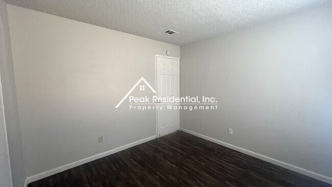 Building Photo - Charming Galt 2bd/2ba Duplex with 2 Car Ga...