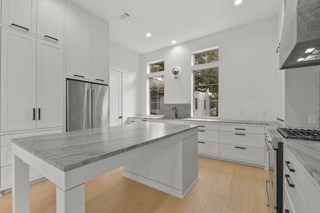 Building Photo - Exclusive Montrose Residence W/ High-End D...