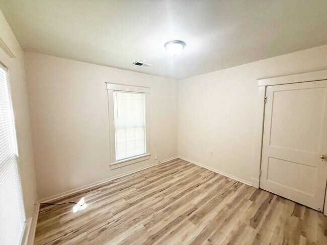 Building Photo - 446 Buntyn St