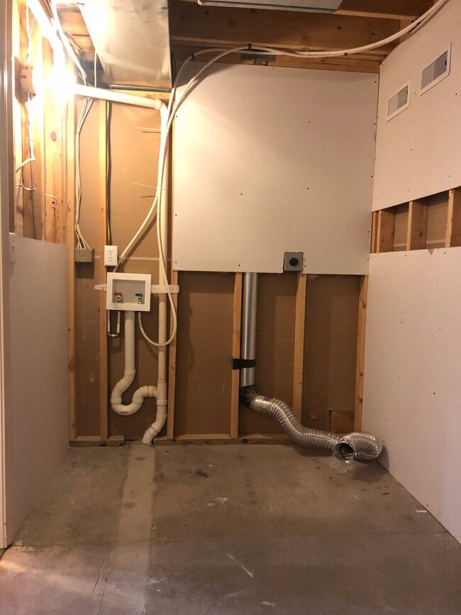 Building Photo - SPACIOUS SINGLE FAMILY IN GREAT LOCATION