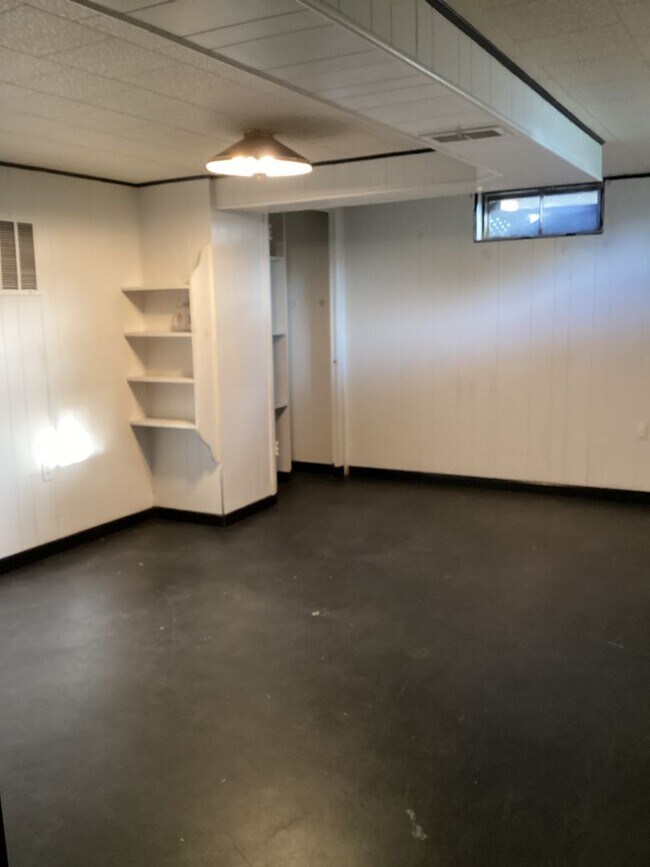 Building Photo - Roomy Updated Home in Established Neighbor...