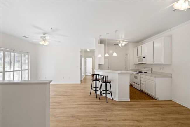 Primary Photo - Spacious Condo in Knollwood – Pool, Gym an...
