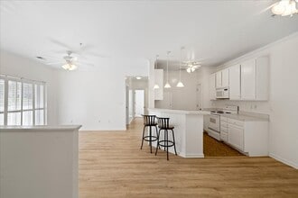 Building Photo - Spacious Condo in Knollwood – Pool, Gym an...