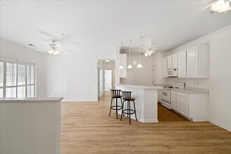 Building Photo - Spacious Condo in Knollwood – Pool, Gym and Clubhouse Access!