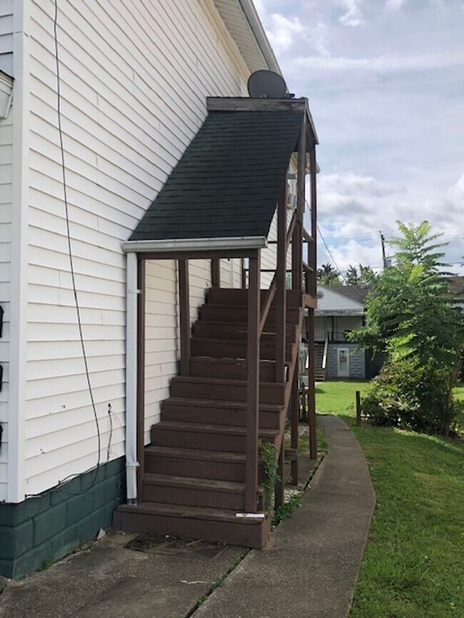 Building Photo - 2483 3rd Ave