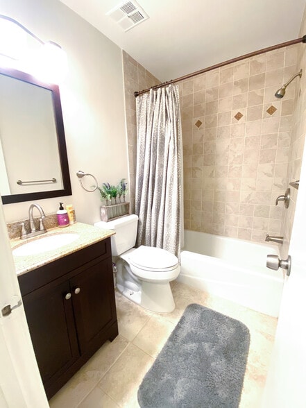 Full Bathroom 2 - 2681 Glengyle Dr