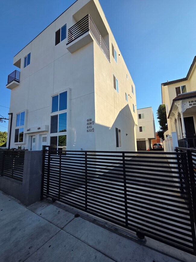 Building Photo - 608 E 29th St