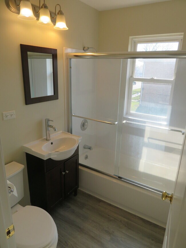 Building Photo - 118 N 12th Ave