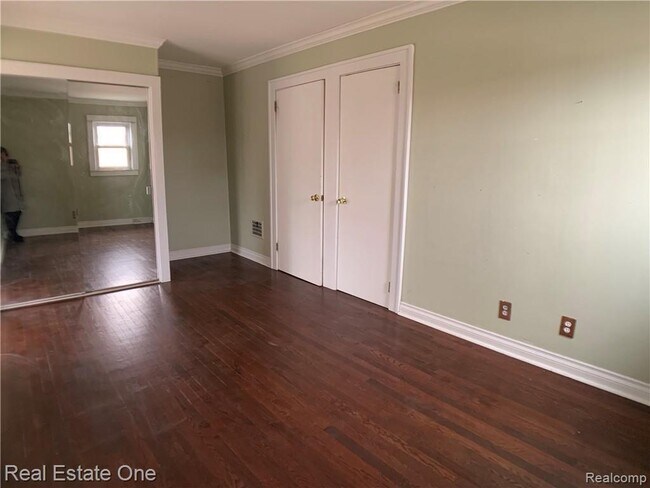 Building Photo - 3342 Buckingham Ave