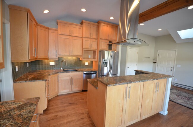 Building Photo - Great Location, Walk to Everything! Update...