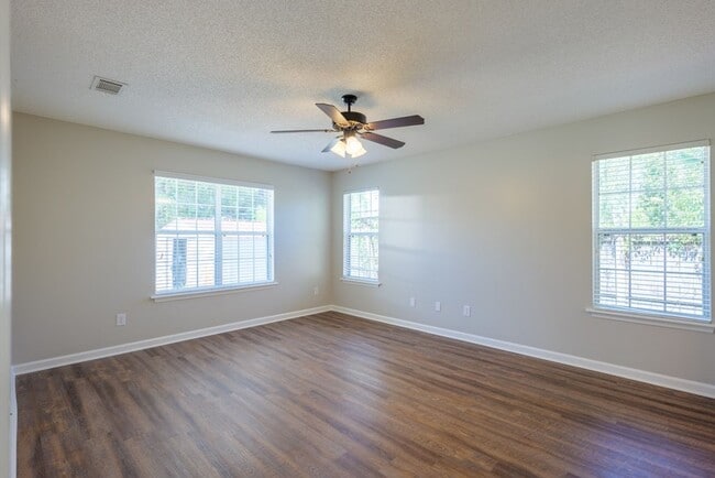 Building Photo - Inviting 3BR Home with Open Split Floor Plan, Fenced Yard & Covered Porches in Northlake