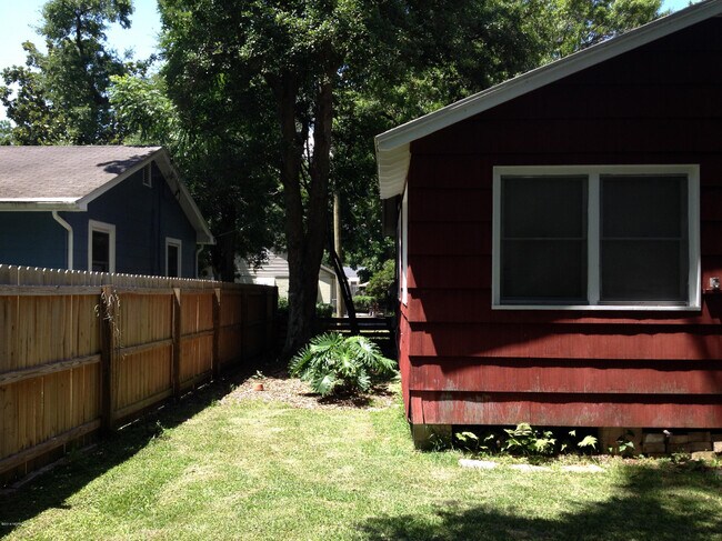 Building Photo - 1337 Menna St