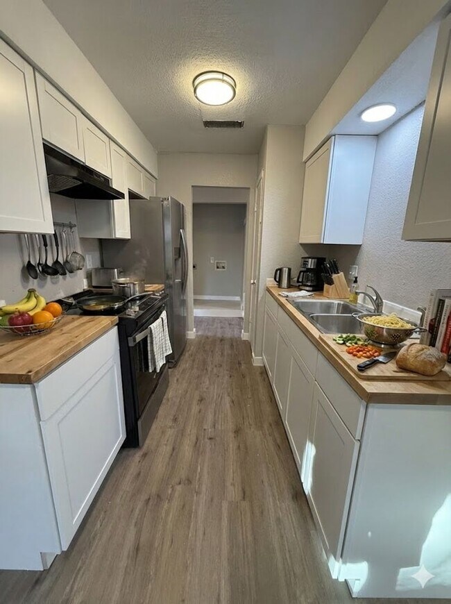 Building Photo - Welcome Home to Comfort & Community in Austin!