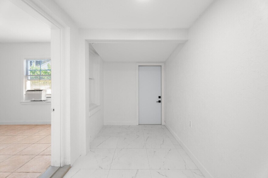 Building Photo - 4815 N Flagler Dr