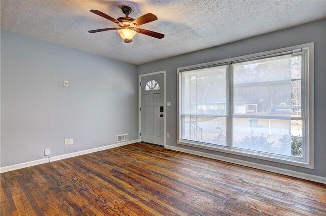 Building Photo - 667 Tara Cir SE