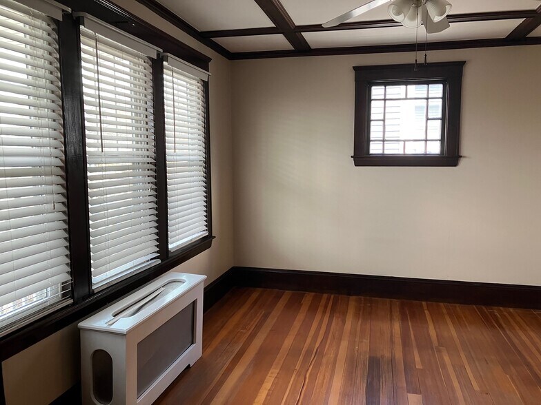 Building Photo - 43 Roslyn St