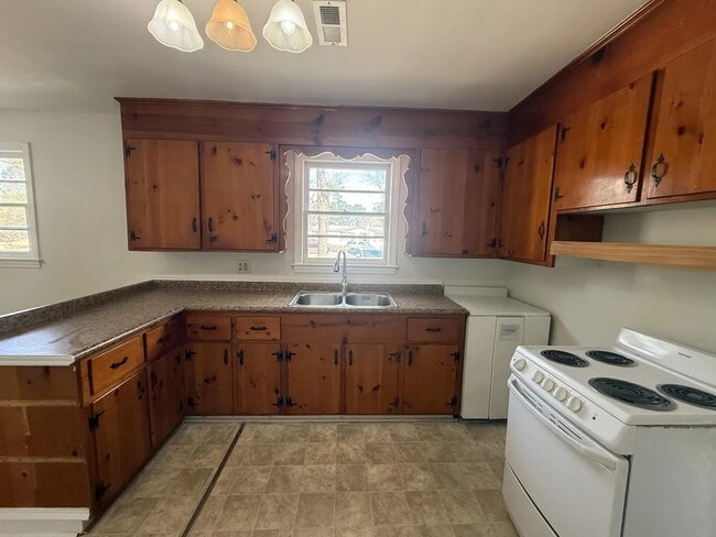 Building Photo - 4442 Reona Ave