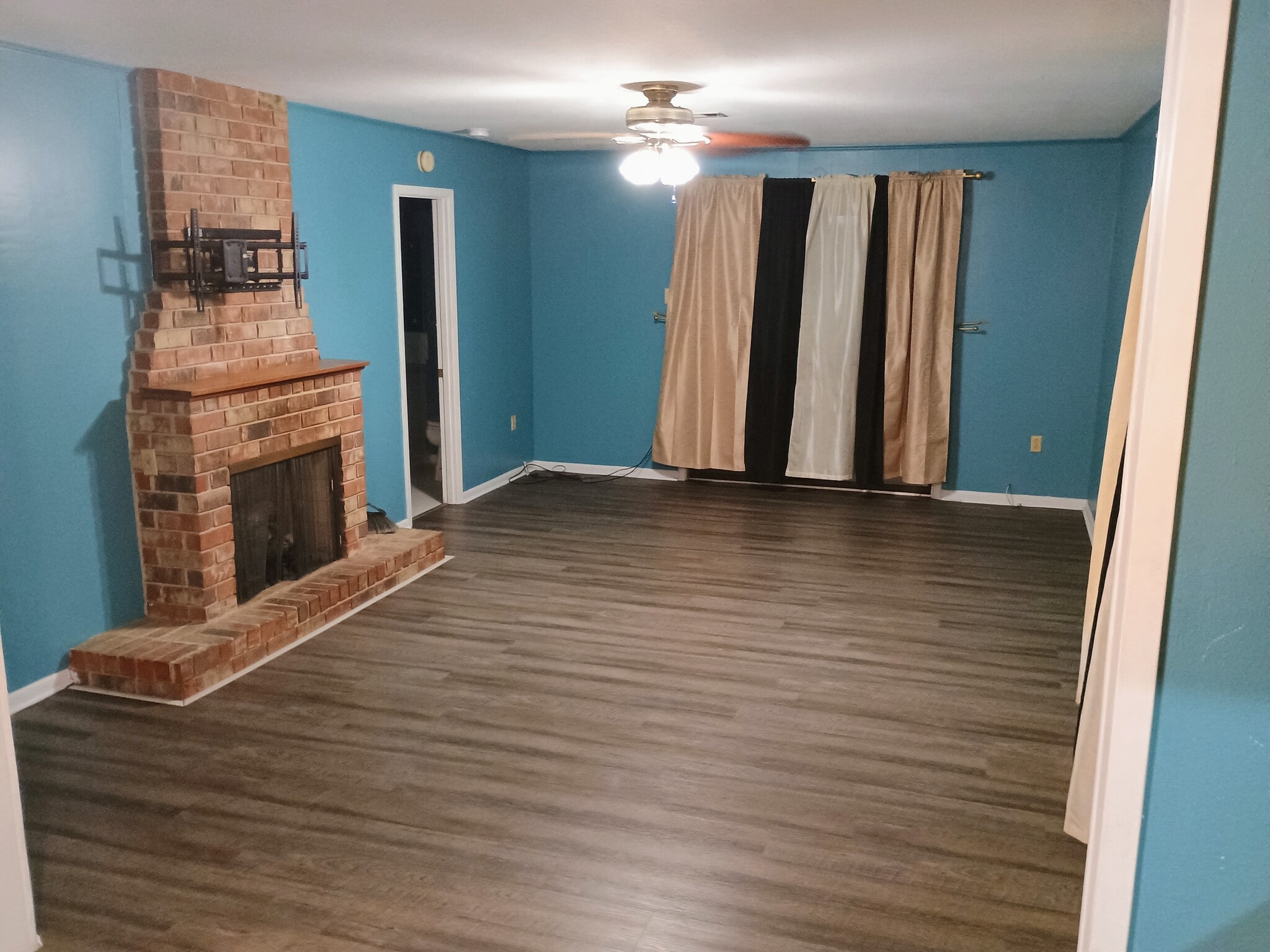 Den - 1620 Landry Dr