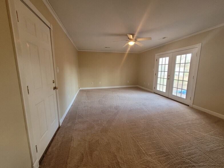 Den - 181 Windsor Castle Dr