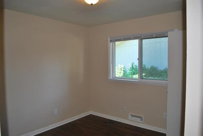 Building Photo - 2830 Hillhaven Ct SE