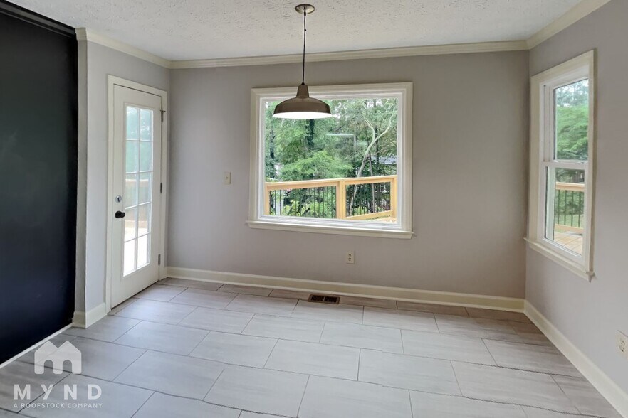 Building Photo - 4915 Willow Ln