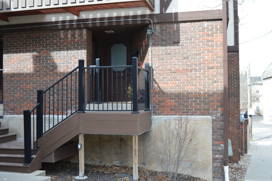 Building Photo - 328 N Allen St