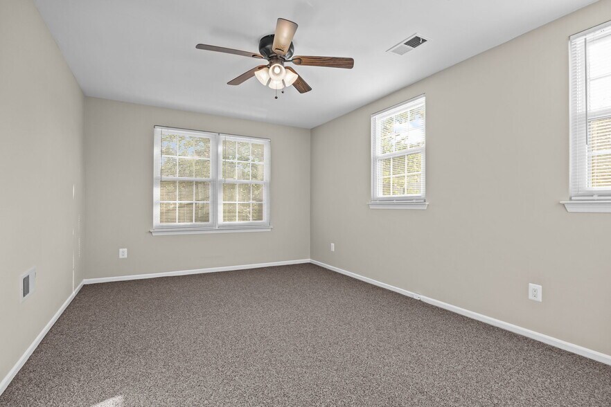 Building Photo - 560 Thrush Ct