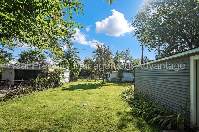 Building Photo - Fully Updated Two Bedroom with Contemporary Style and Comfort Throughout!