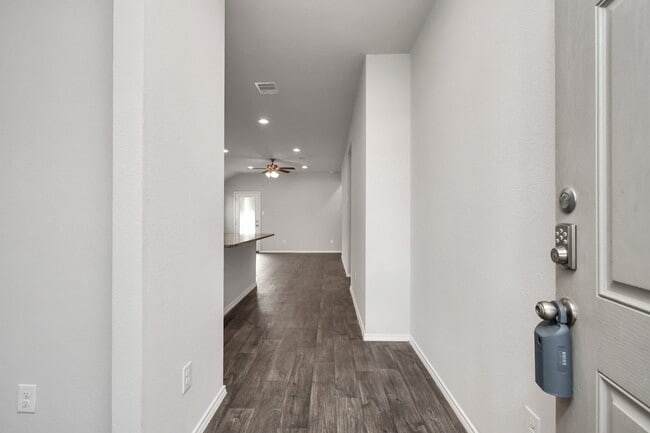 Building Photo - 9847 Laurel Lake Dr