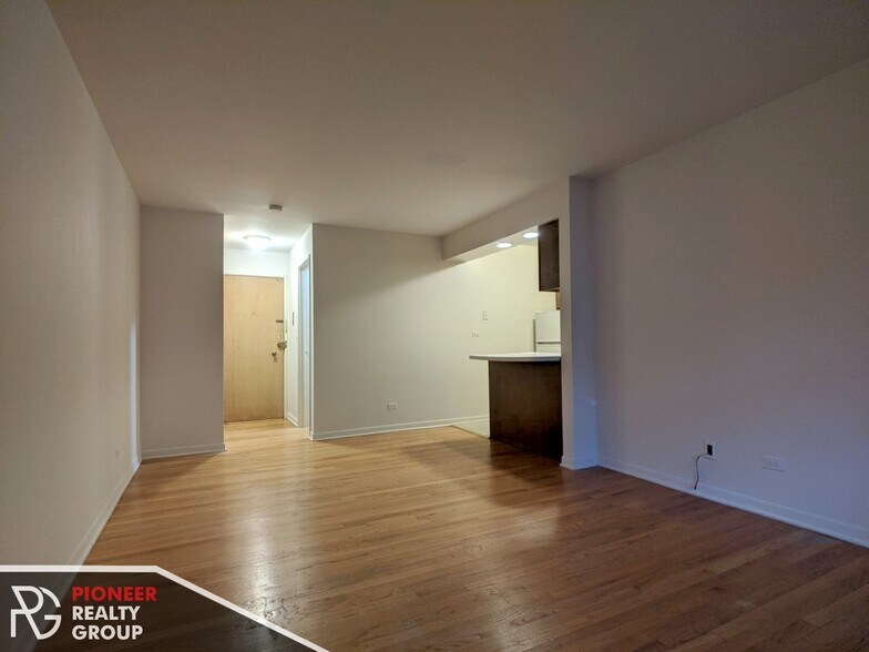 Building Photo - 531 W Aldine Ave