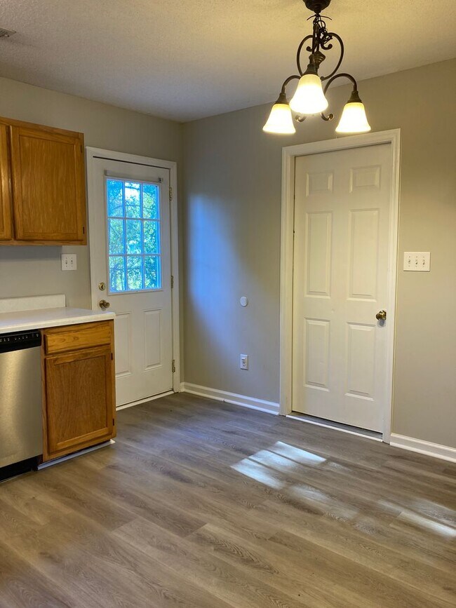 Building Photo - 711 Covington Ct